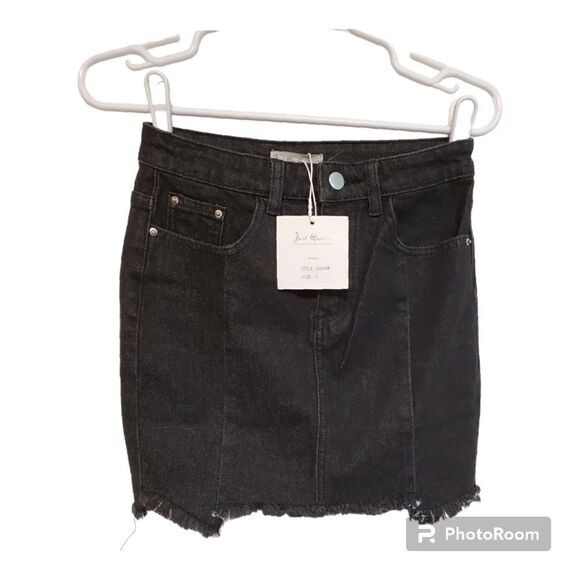 Just Quella Black Frayed Hem Denim Mini Skirt NWT Size 4 - Picture 1 of 7